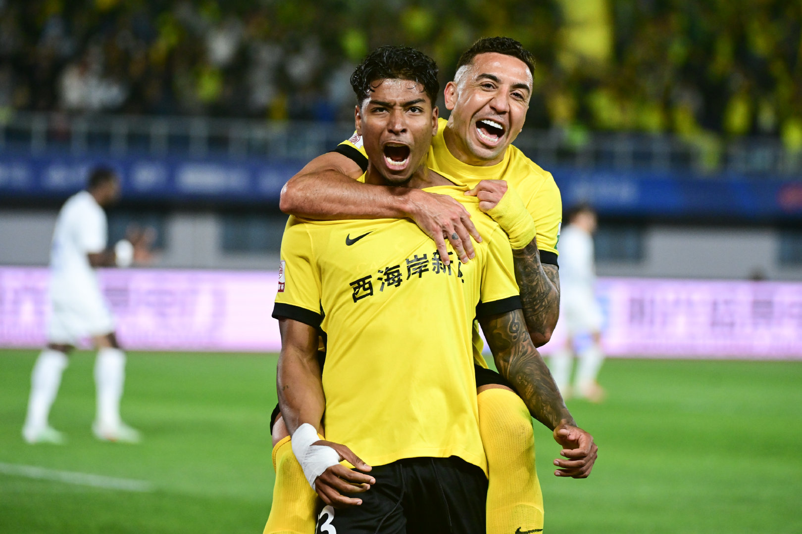 内尔松卢斯60米奔袭，青岛西海岸2-0大连英博升至第7
