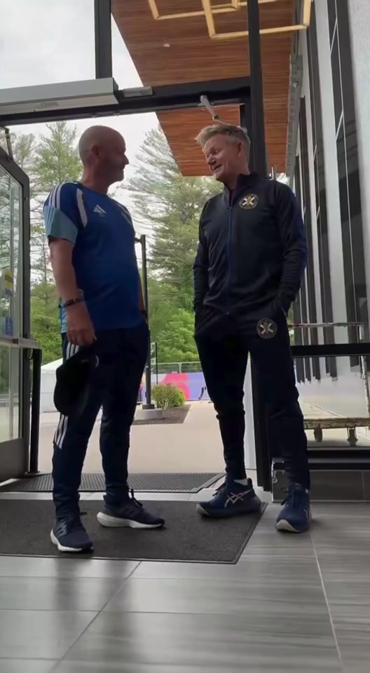 戈登·拉姆齐现身苏格兰训练营，罗伯逊赠26号战袍