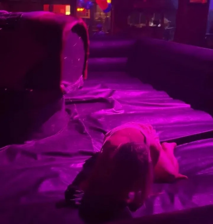 林德洛夫妻子世界杯期间达拉斯酒吧骑机械牛 两次尝试均被甩下 林德洛夫妻子世界杯期间达拉斯酒吧骑机械牛 两次尝试均被甩下