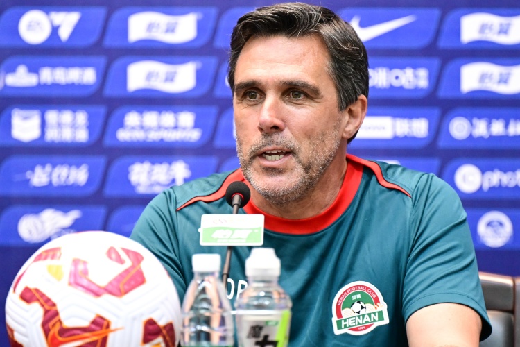 拉莫斯:签马拉尼昂是用徐浩峰租借腾出的薪资空间,可控范围 拉莫斯:签马拉尼昂是用徐浩峰租借腾出的薪资空间,可控范围