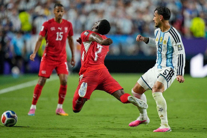 欧足联拒绝FIFA“罚错人”VAR新规,世界杯争议判罚遭冷处理