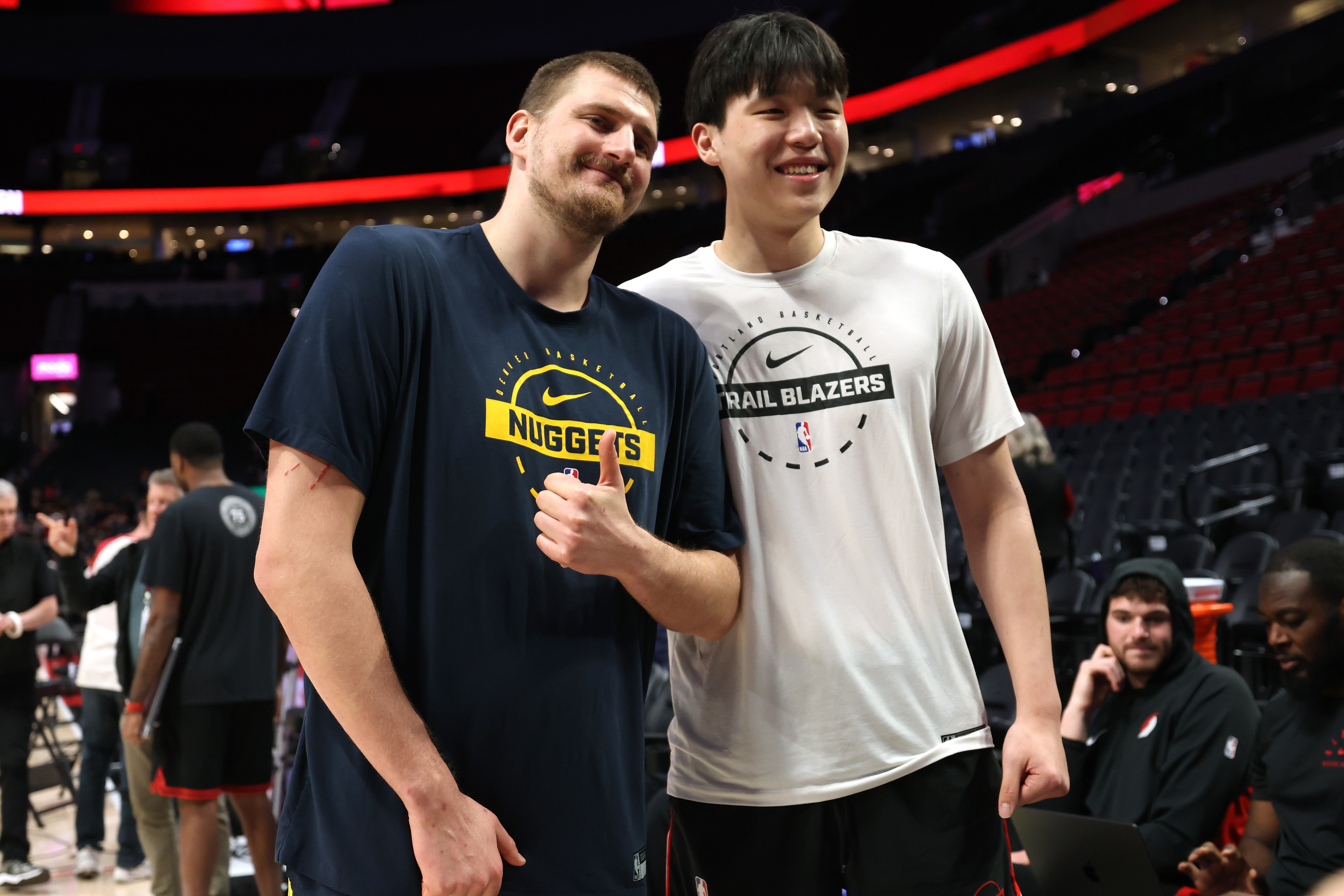 约基奇如胶吸收对抗 杨瀚森似硬板被弹开——开拓者媒体人质疑其NBA前景 约基奇如胶吸收对抗 杨瀚森似硬板被弹开——开拓者媒体人质疑其NBA前景
