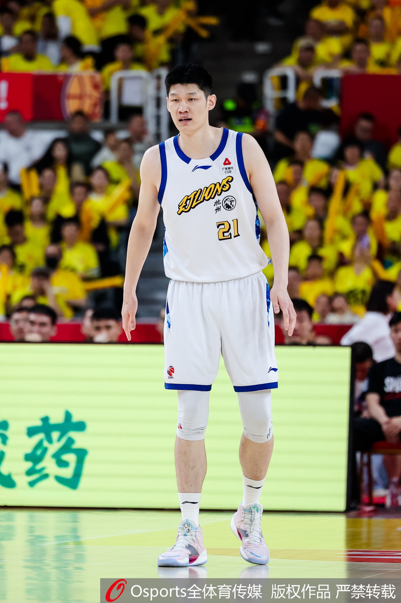 广厦续约塔克在即,布朗签约权将交易,胡金秋续约暂停 广厦续约塔克在即,布朗签约权将交易,胡金秋续约暂停